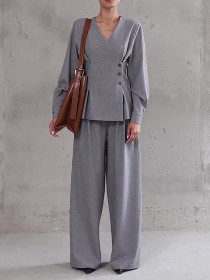 Ensemble haut asymétrique à boutons col V gris clair et pantalon à jambes larges