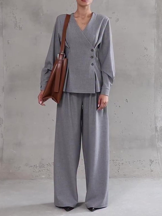 Ensemble haut asymétrique à boutons col V gris clair et pantalon à jambes larges
