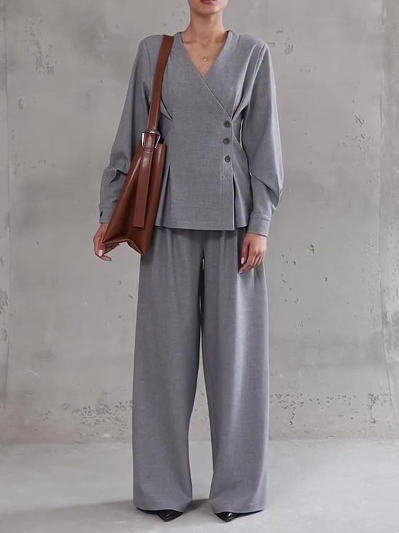 Ensemble haut asymétrique à boutons col V gris clair et pantalon à jambes larges