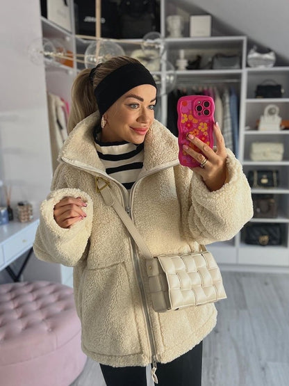 Manteau femme en laine d’agneau avec col roulé