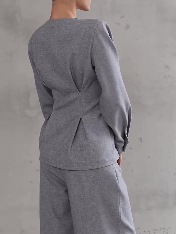 Ensemble haut asymétrique à boutons col V gris clair et pantalon à jambes larges