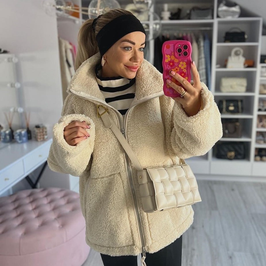 Manteau femme en laine d’agneau avec col roulé