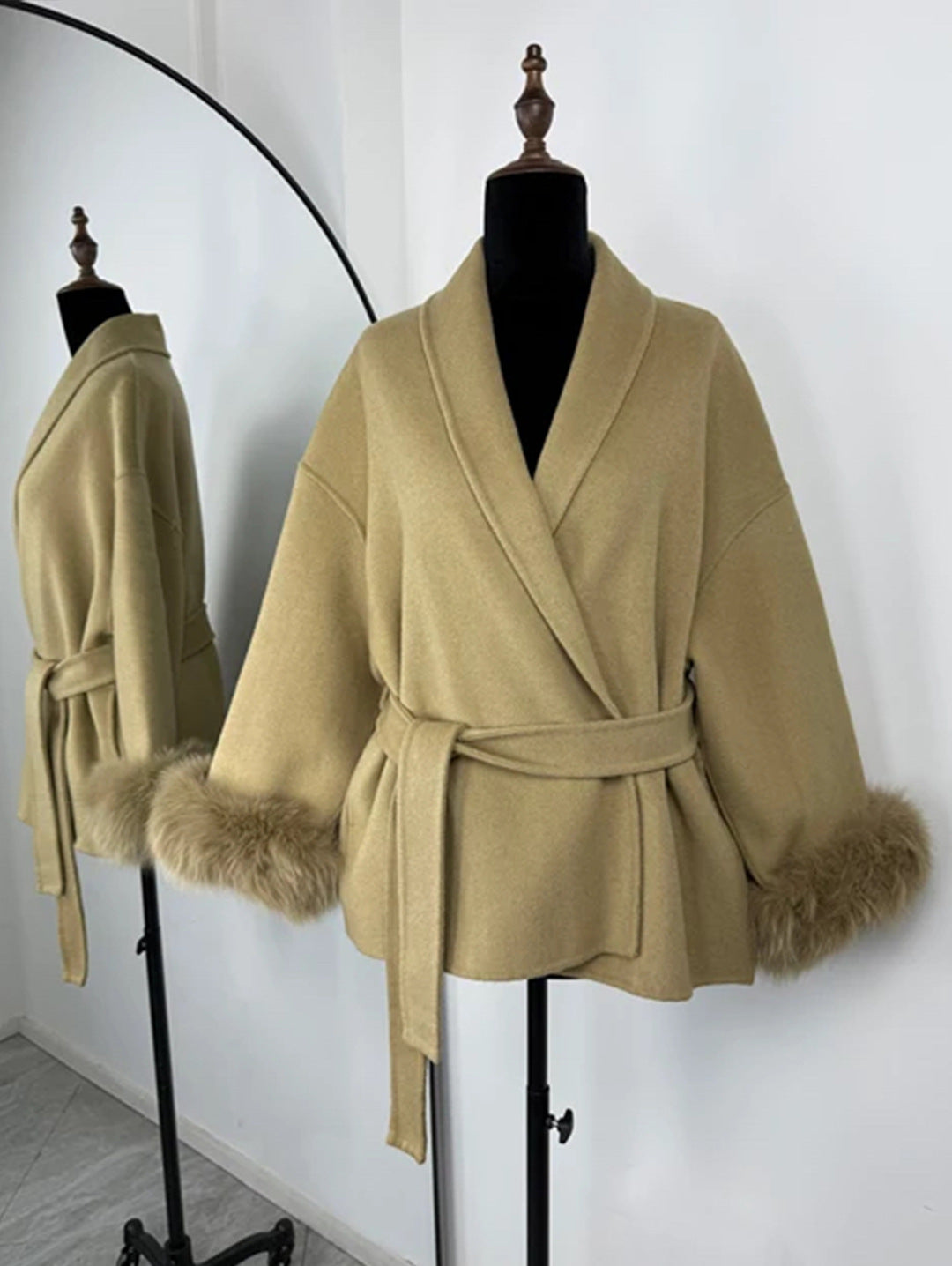 Manteau en Laine Col V à Lacets