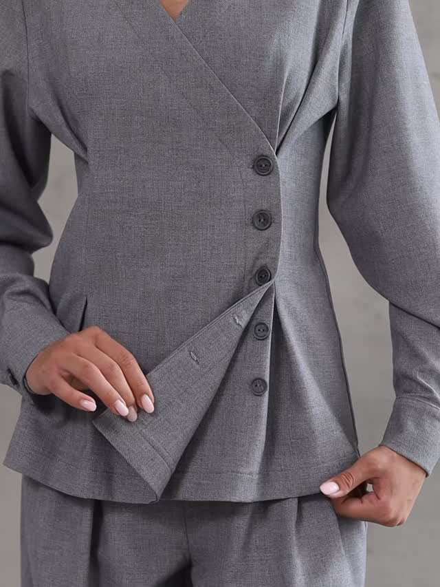 Ensemble haut asymétrique à boutons col V gris clair et pantalon à jambes larges