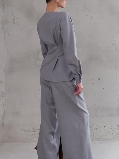 Ensemble haut asymétrique à boutons col V gris clair et pantalon à jambes larges