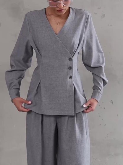 Ensemble haut asymétrique à boutons col V gris clair et pantalon à jambes larges