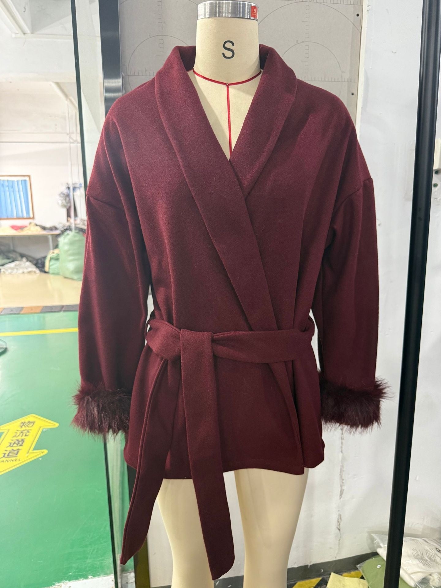 Manteau en Laine Col V à Lacets