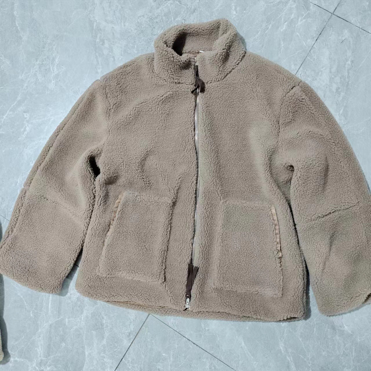 Manteau femme en laine d’agneau avec col roulé