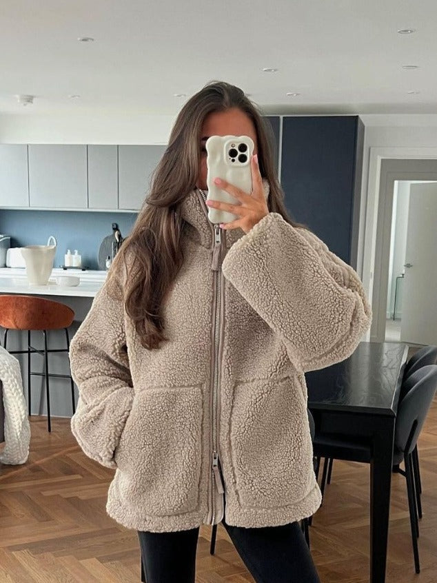 Manteau femme en laine d’agneau avec col roulé