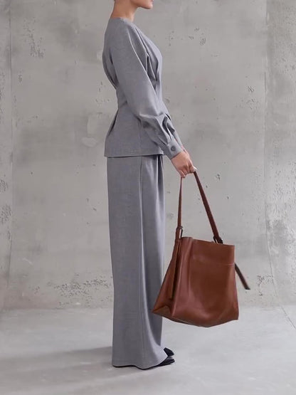 Ensemble haut asymétrique à boutons col V gris clair et pantalon à jambes larges