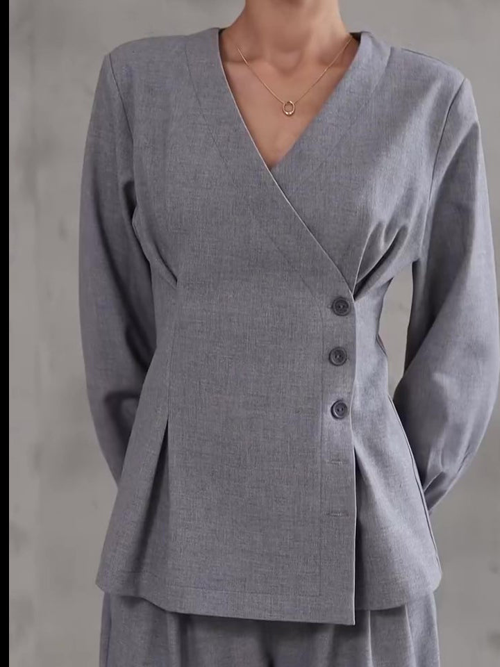 Ensemble haut asymétrique à boutons col V gris clair et pantalon à jambes larges